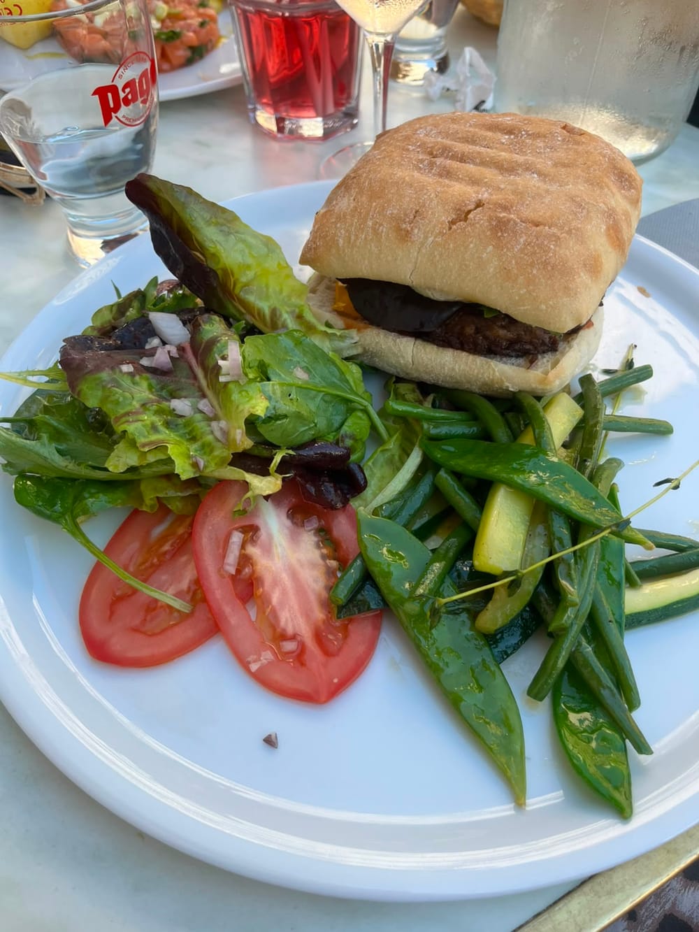 Burger mit Salat und grünen Bohnen