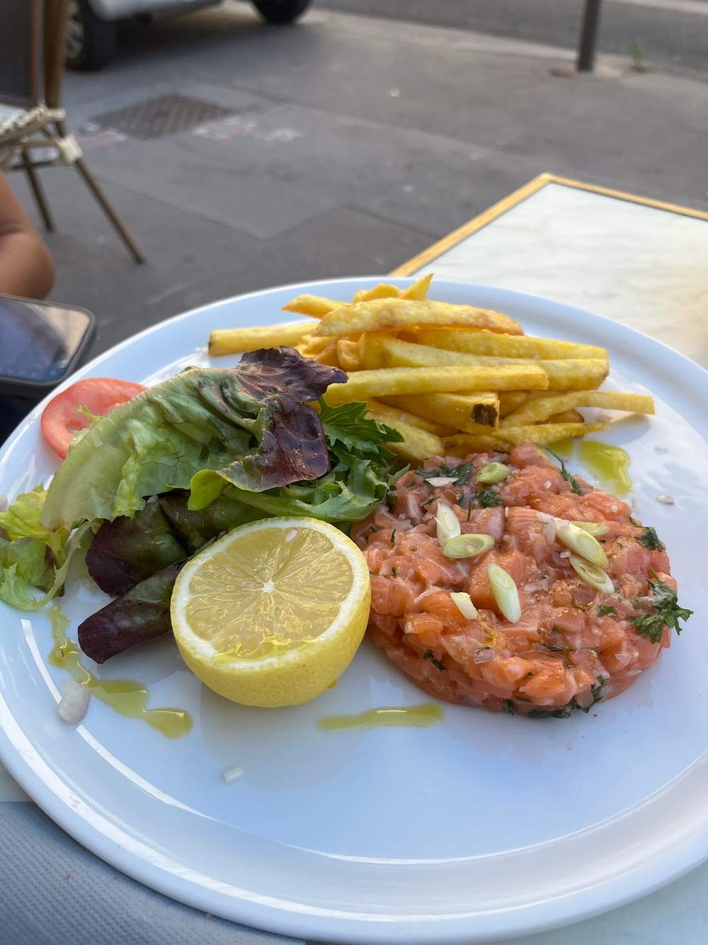 Lachstatar mit Pommes und Salat