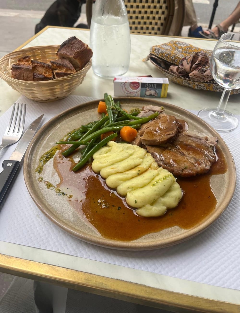 Teller mit Fleisch in Sauce, Kartoffelpüree und grünen Bohnen