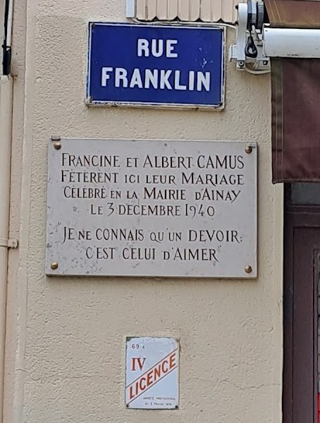 Gedenktafel an der Ecke der Rue Franklin: Francine und Albert Camus feierten hier am 3. Dezember 1940 ihre Hochzeit